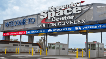 O Kennedy Space Center Visitor Complex suas portas 