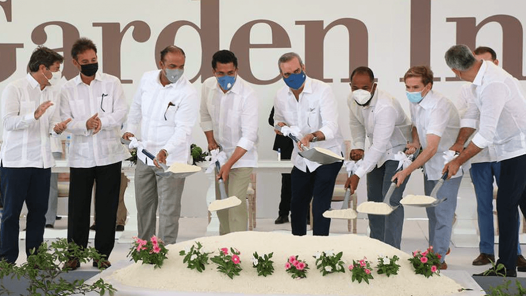 Autoridades dominicanas presentes na construção do Hilton Garden Inn La Romana