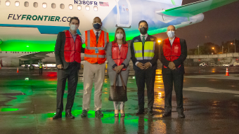 O avião "Verde El Quetzal Resplandeciente" da Frontier Airlines chegou à Guatemala