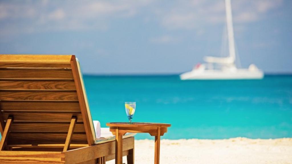 As Ilhas Cayman eliminam a quarentena, uma medida fundamental para a recuperação do turismo