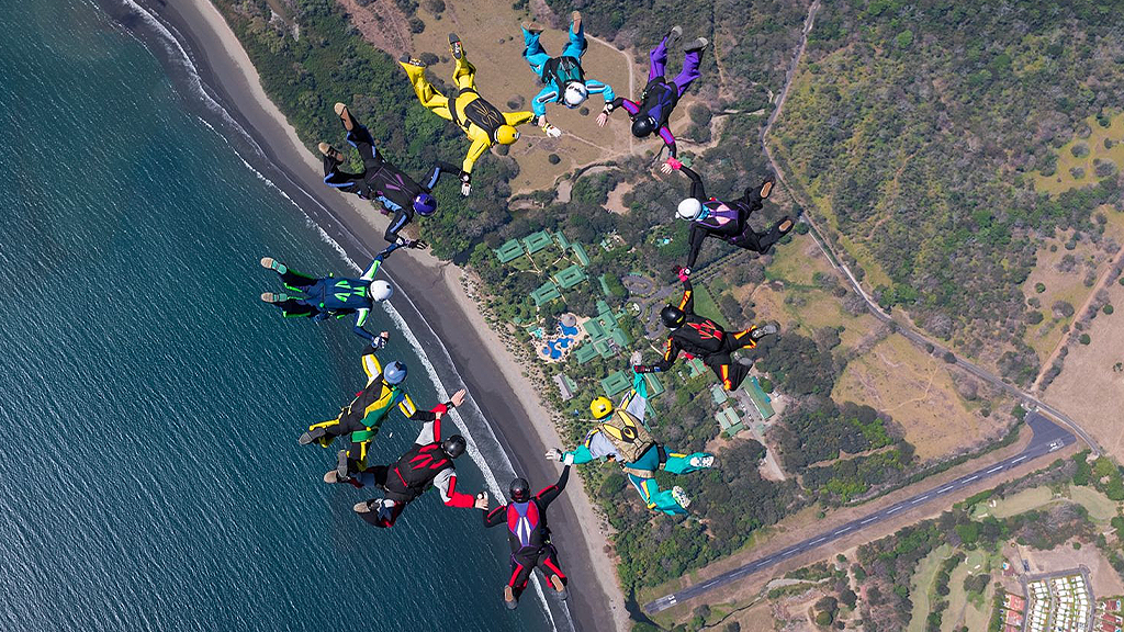 O paraquedismo chamou a atenção do turista em Playa Tambor, Costa Rica