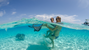As Ilhas Cayman levantam todas as restrições para viajantes internacionais